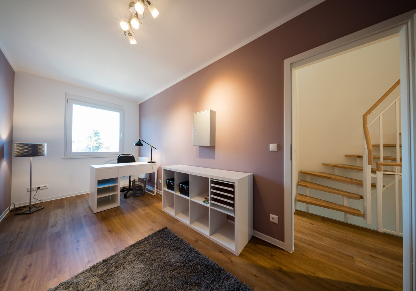 Eingerichtetes Wohnzimmer in einem der neuen Einfamilienhäuser in Falkenberg