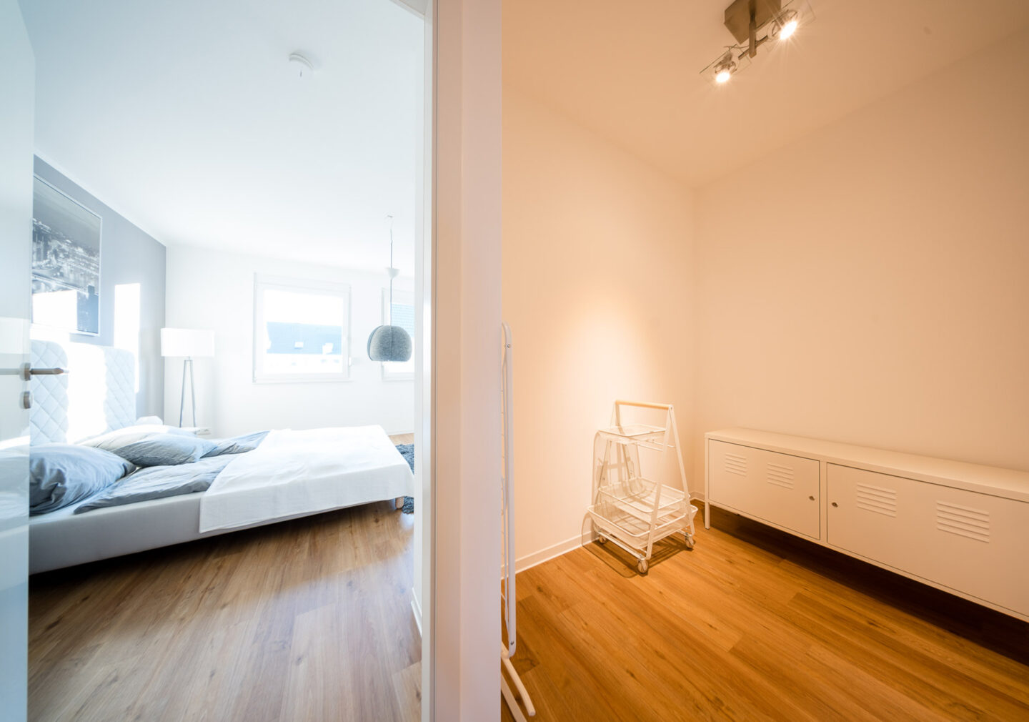 Flur und Schlafzimmer in einem der Musterhäuser in Falkenberg