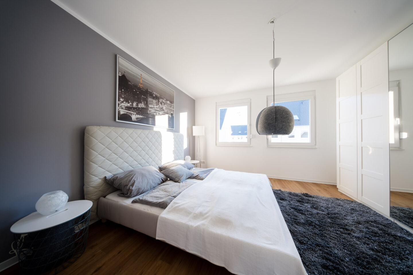 Schlafzimmer mit einem modernen Bett