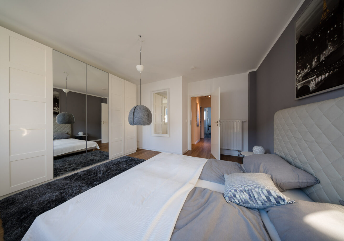 Großes Schlafzimmer und Flur im Einfamilienhaus in Falkenberg