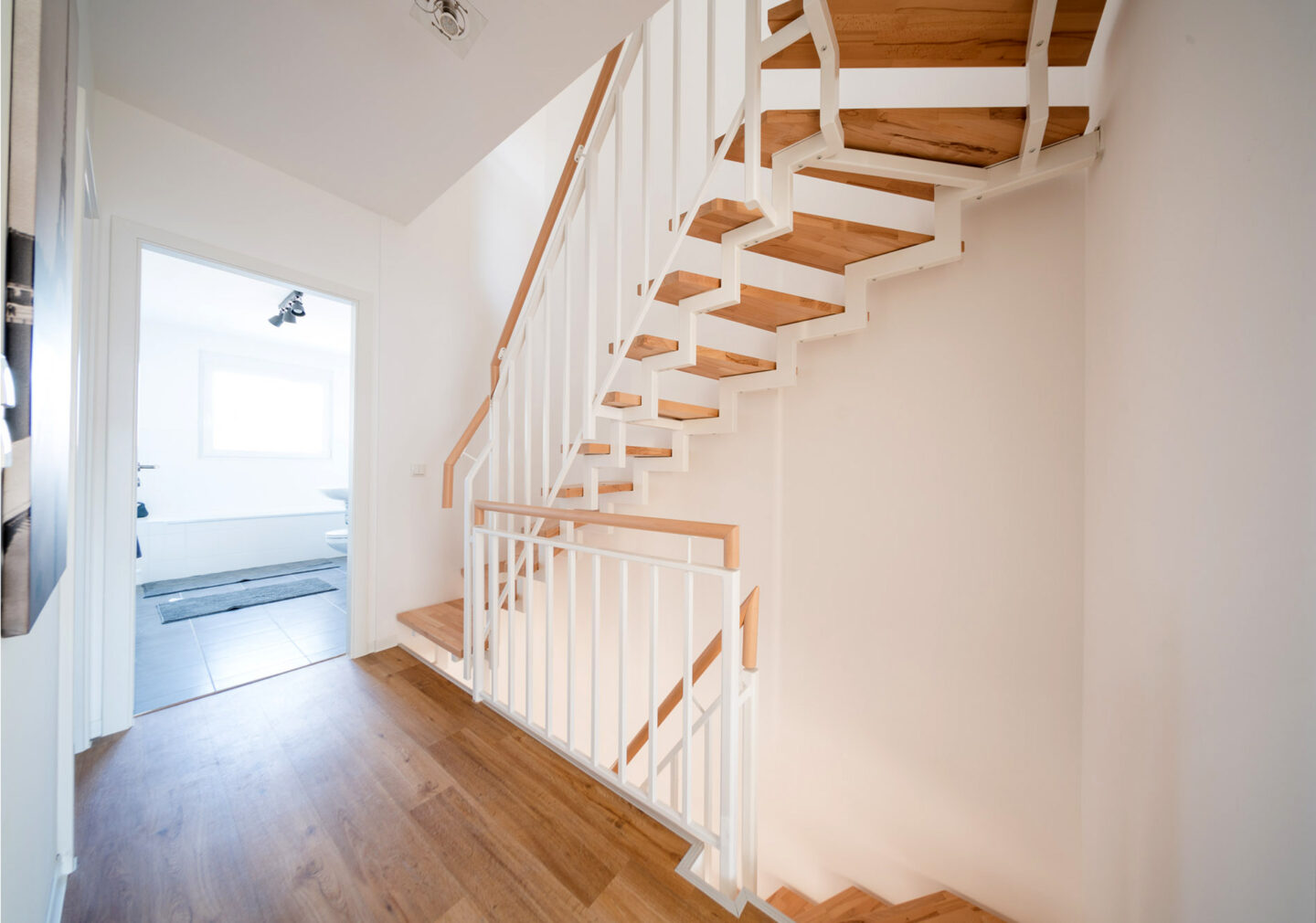 Treppe aus Holz für neue Einfamilienhäuser in Falkenberg