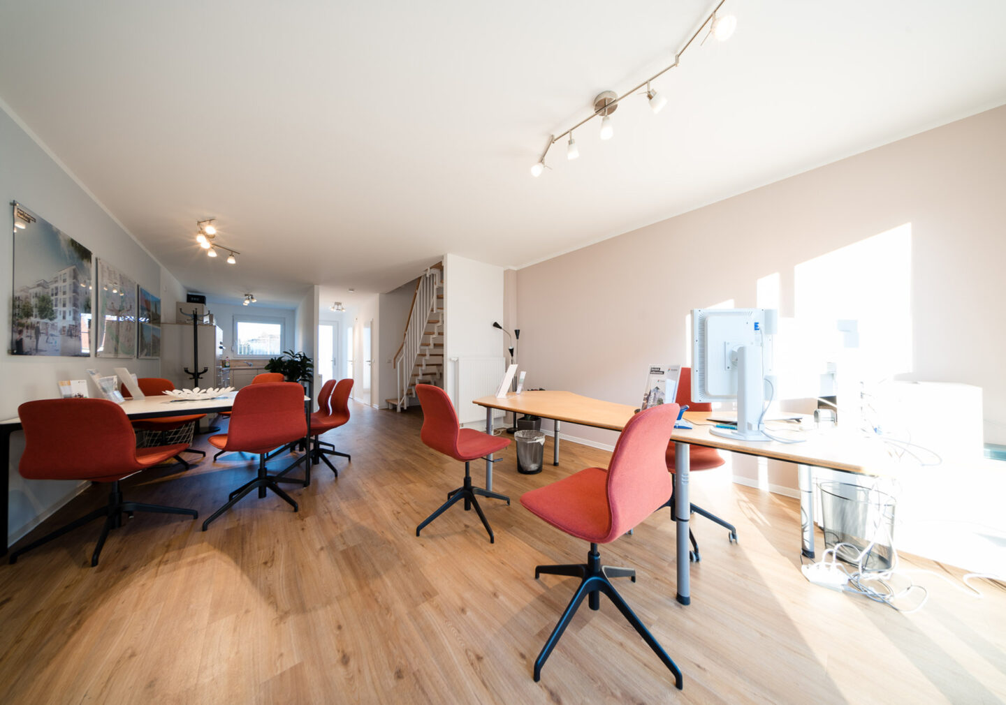 Bürostühle und Tisch im Musterhaus für neue Einfamilienhäuser in Falkenberg