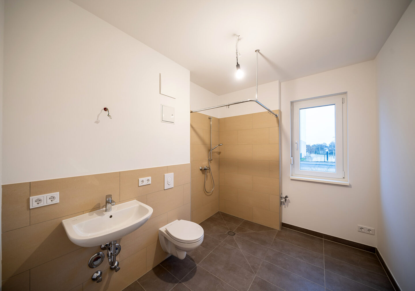 Modernes Bad in der Mietwohnung im neuen Stadtteil in Falkenberg