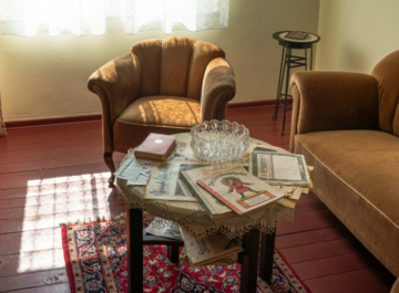 Sofa und Sessel in Museumswohnung in Spandau