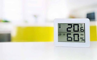Thermometer mit Angaben zur Raumtemperatur und Luftfeuchtigkeit für das Wohnklima in der Mietwohnung