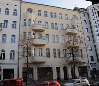 38 Wohneinheiten und 2 Gewerbeeinheiten umfasst das Modernisierungsprojekt in der Schönhauser Allee/Pappelallee Vorderansicht auf das Modernisierungsprojekt in der Schönhauser Allee/Pappelallee