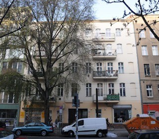 Das Modernisierungsprojekt in der Schönhauser Allee/Pappelallee liegt direkt beim Helmholtzplatz Neue Fassade vom Modernisierungsprojekt in der Schönhauser Allee/Pappelallee
