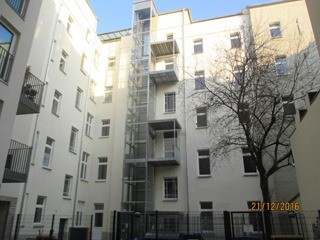 Ein neuer Aufzug kam mit der Modernisierung in der Schliemannstraße/Stargarder Straße Hinteransicht vom Modernisierungsprojekt in der Schliemannstraße/Stargarder Straße