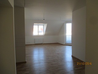 Drei neue Dachgeschosswohnungen sind bei der Modernisierung entstanden Neue Dachgeschosswohnung in der Schliemannstraße/Stargarder Straße