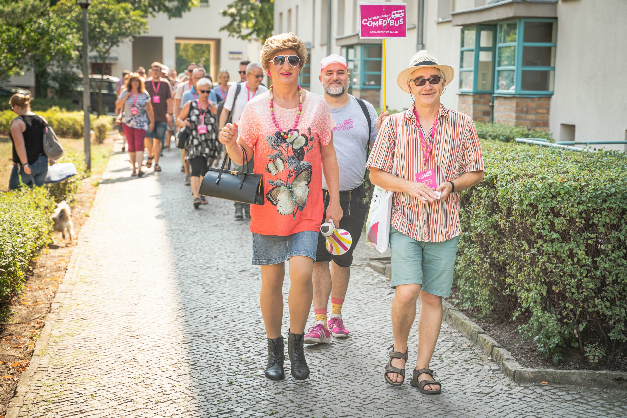 Edith und der Stadtführer Bienert Edith führt gemeinsam mit dem Stadtführer die TeilnehmerInnen durch Haselhorst. Sie trägt ein buntes Megafon mit sich.