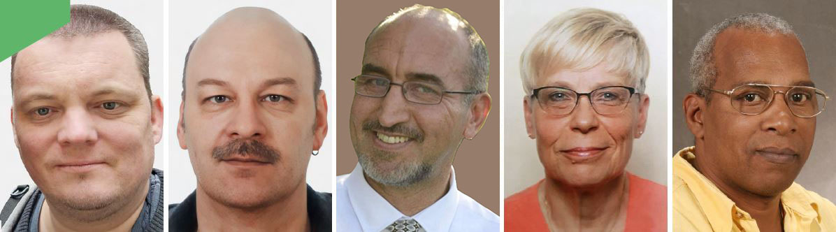 Vier Personen blicken freundlich in die Kamera, nebeneinander in Porträtfotos mit neutralem Hintergrund und dezenter grüner Grafik oben links.