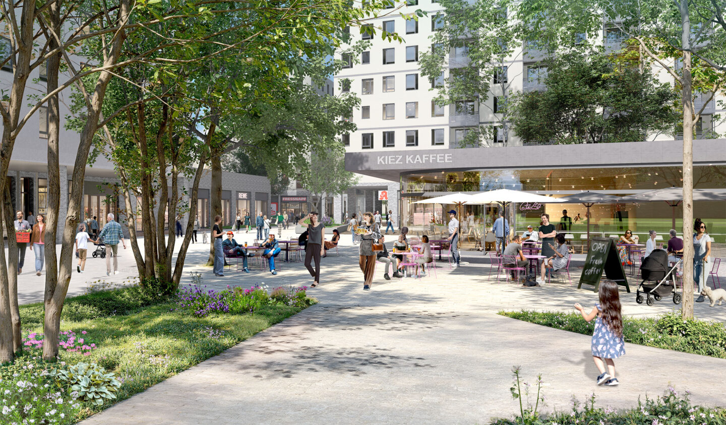 Visualisierung eines grünen Quartiersplatzes: vor „Kiez Kaffee“ sitzen Menschen unter Sonnenschirmen, andere flanieren, Kinder spielen.