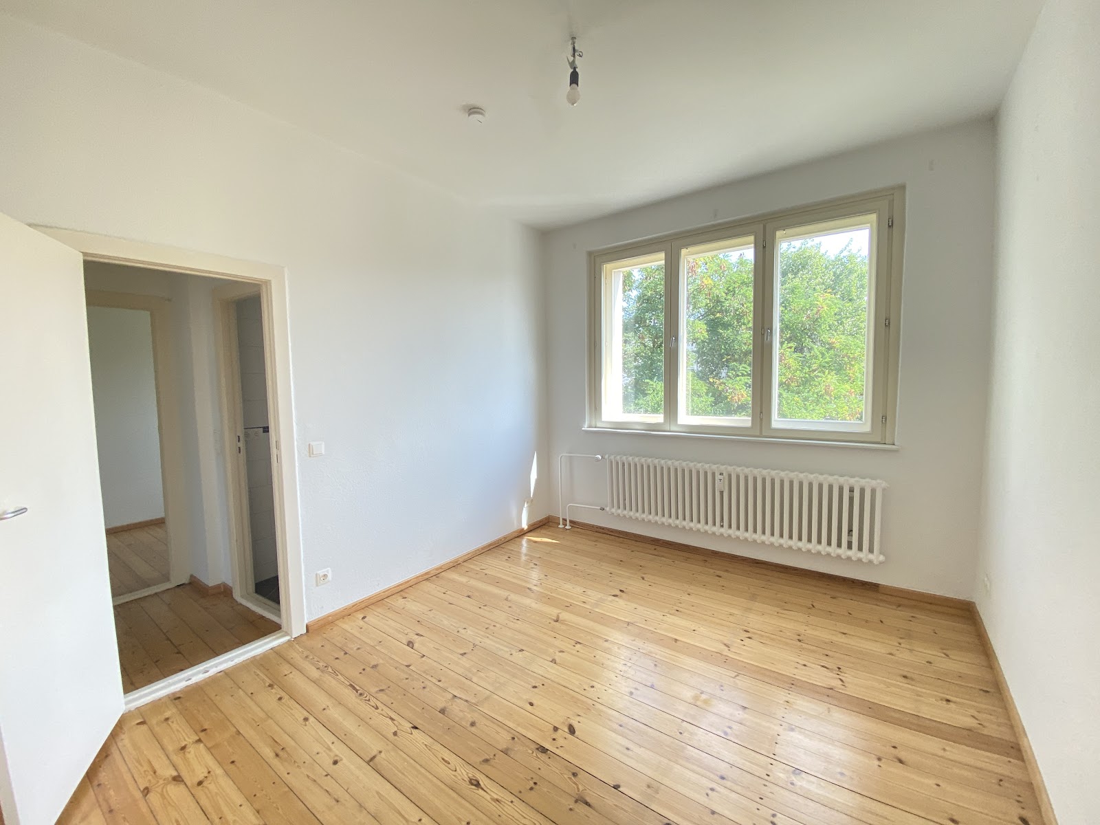 تصویر Helle 2,5-Zimmer-Wohnung mit Balkon und Tageslichtbad – WBS-Berechtigung bis 140