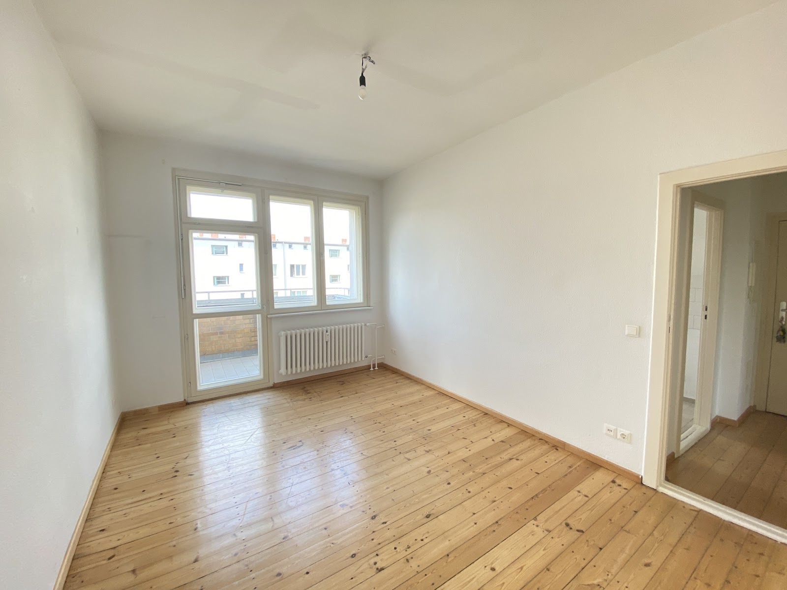 تصویر Helle 2,5-Zimmer-Wohnung mit Balkon und Tageslichtbad – WBS-Berechtigung bis 140
