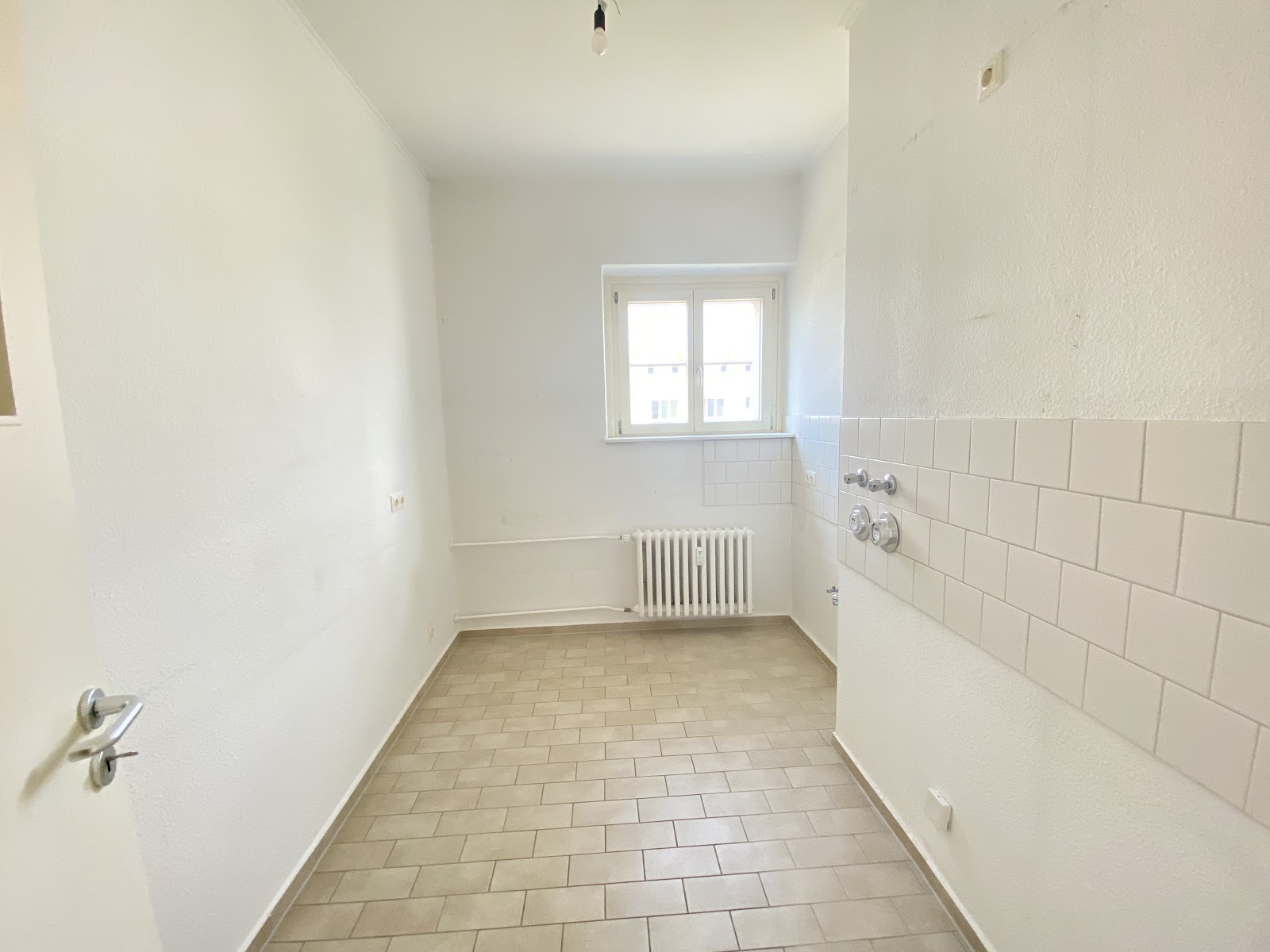 تصویر Helle 2,5-Zimmer-Wohnung mit Balkon und Tageslichtbad – WBS-Berechtigung bis 140