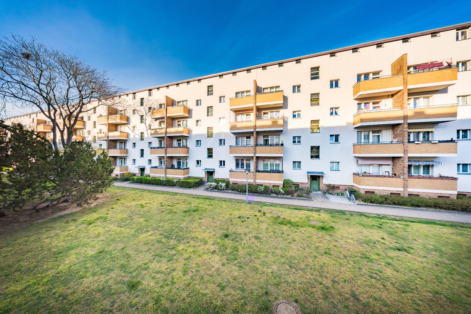 تصویر Helle 2,5-Zimmer-Wohnung mit Balkon und Tageslichtbad – WBS-Berechtigung bis 140
