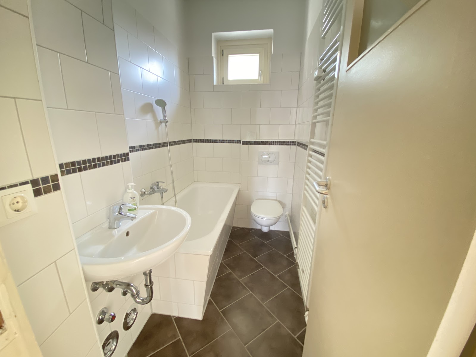 تصویر Helle 2,5-Zimmer-Wohnung mit Balkon und Tageslichtbad – WBS-Berechtigung bis 140