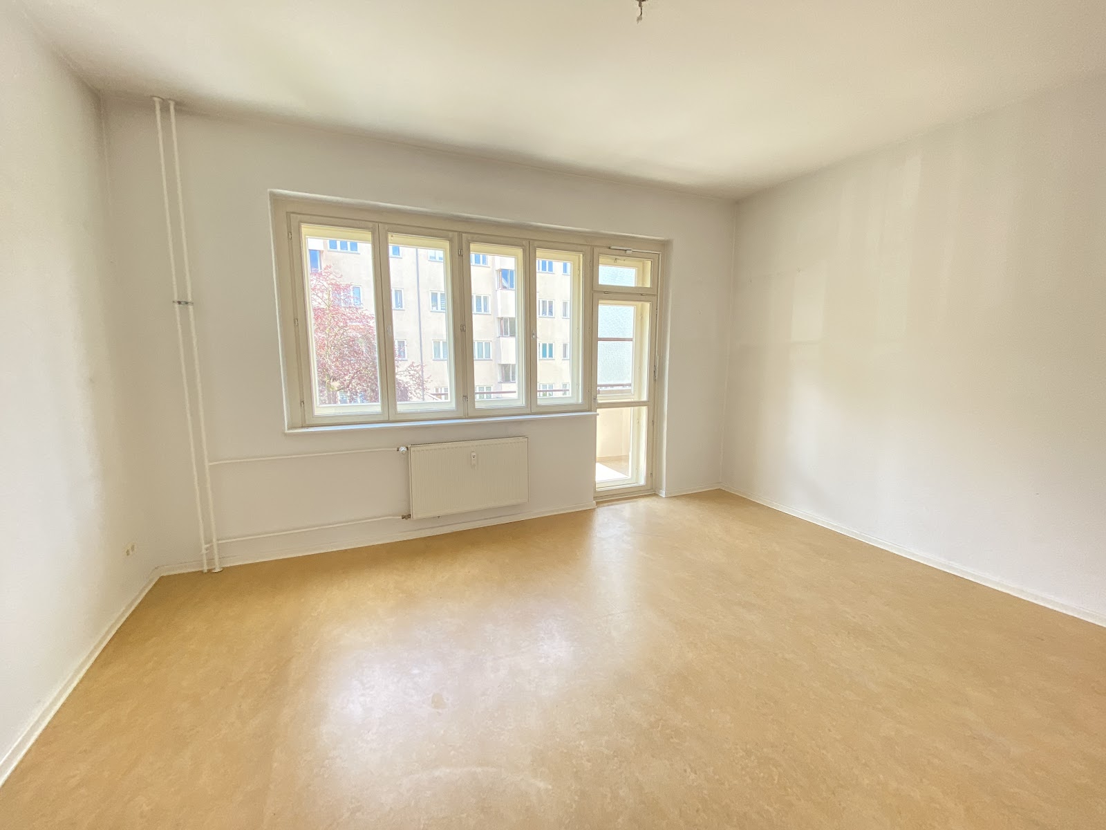 تصویر Helle 2-Zimmer-Wohnung mit Balkon und Tageslichtbad für Selbstrenovierer – WBS-Berechtigung bis 140
