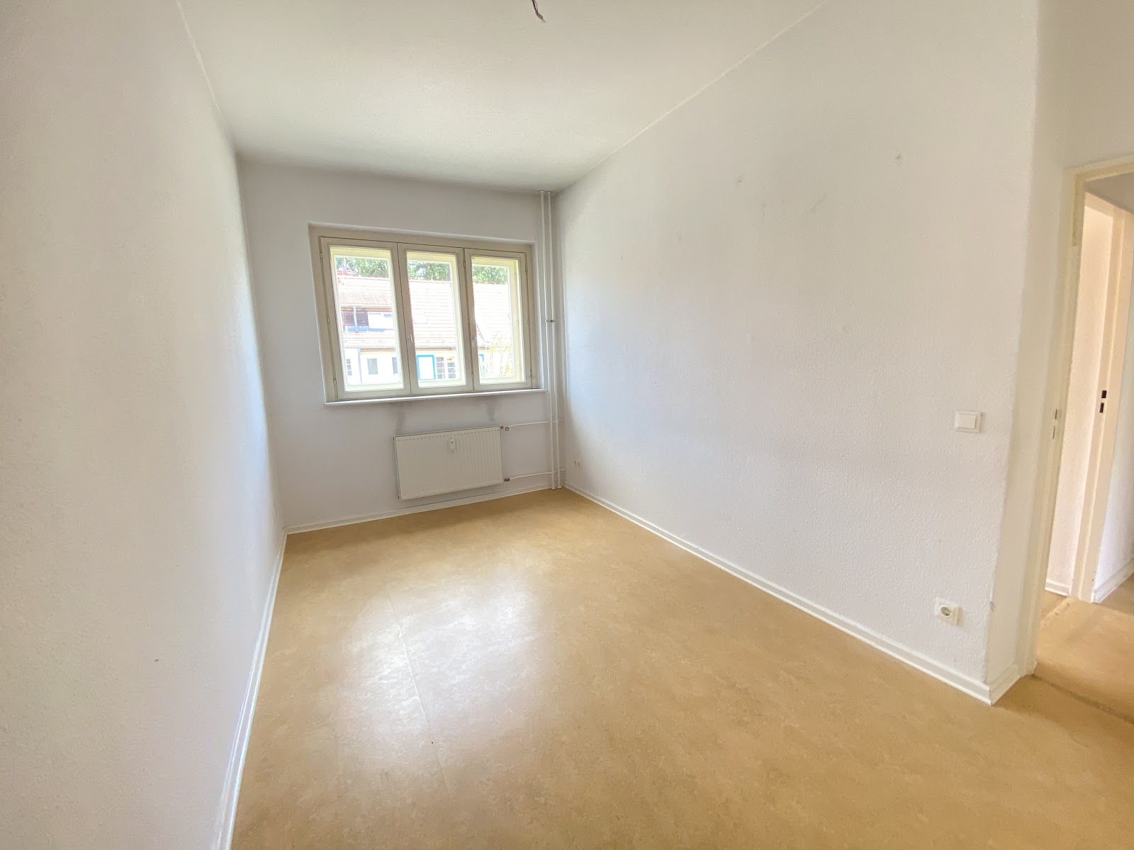 تصویر Helle 2-Zimmer-Wohnung mit Balkon und Tageslichtbad für Selbstrenovierer – WBS-Berechtigung bis 140
