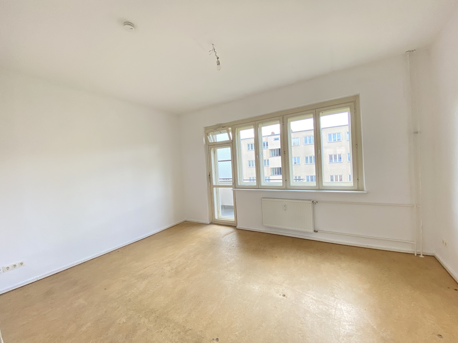 تصویر Helle 2-Zimmer-Wohnung mit Balkon u. Tageslichtbad ab SOFORT–WBS-Berechtigung (bis 140) erforderlich