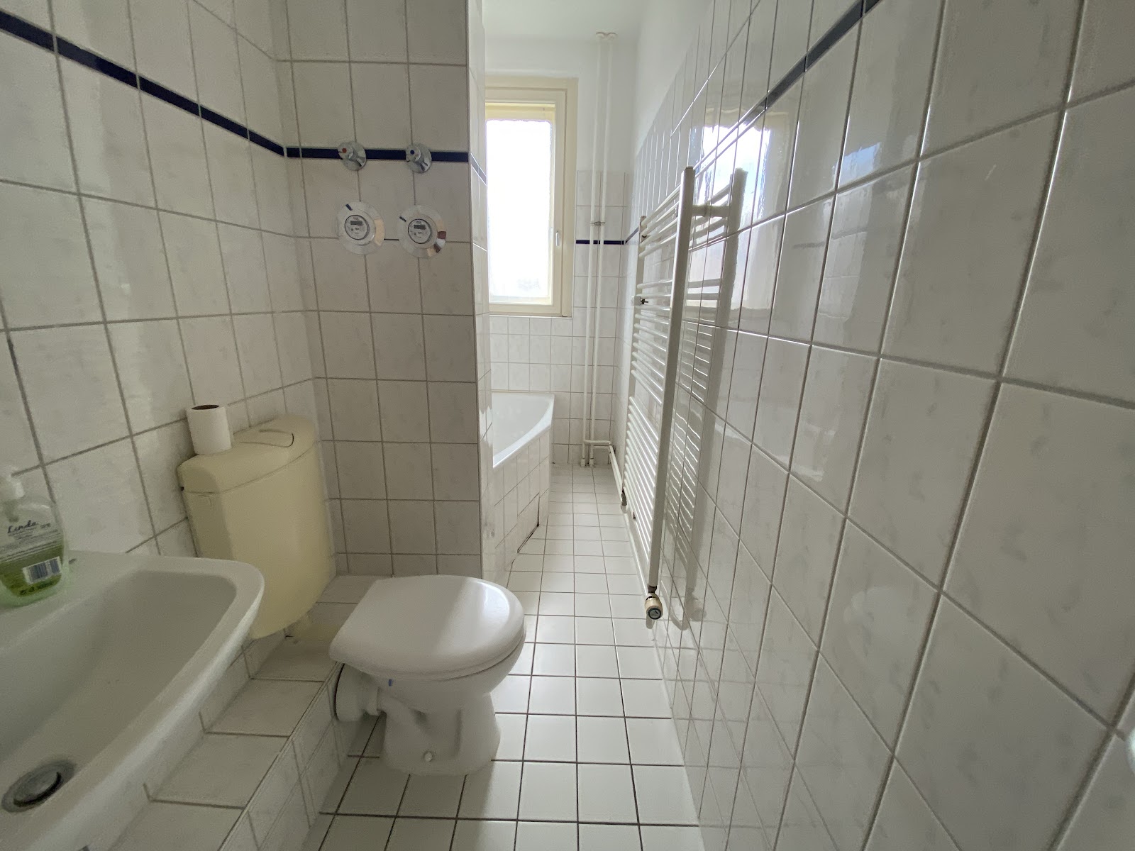 تصویر Helle 2-Zimmer-Wohnung mit Balkon u. Tageslichtbad ab SOFORT–WBS-Berechtigung (bis 140) erforderlich