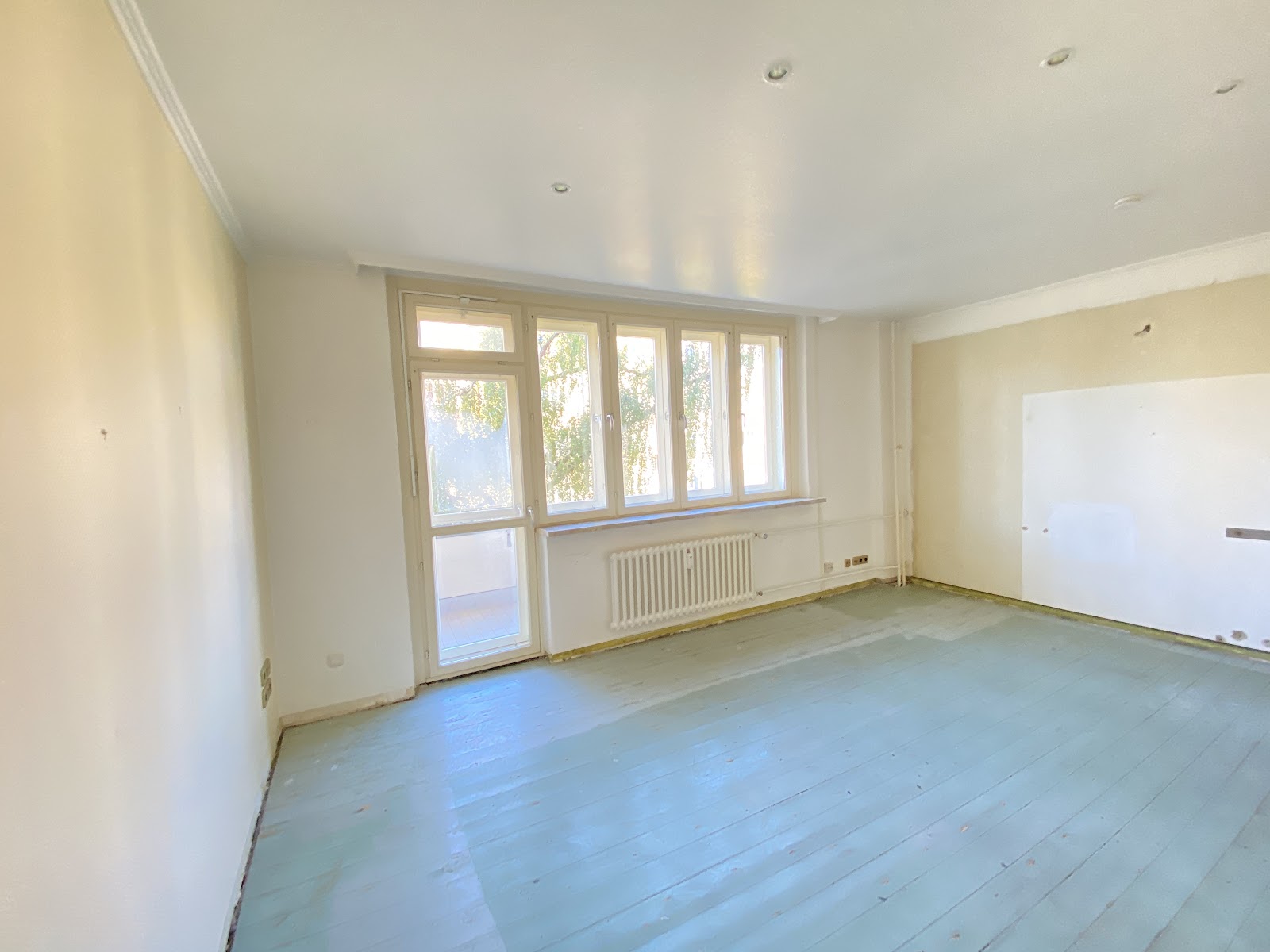 تصویر Helle 2-Zimmer-Wohnung mit Balkon u. Tageslichtbad für Selbstrenovierer–WBS-Berechtigung 100 bis 140