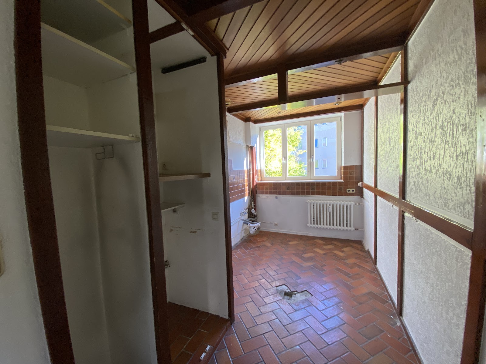 تصویر Helle 2-Zimmer-Wohnung mit Balkon u. Tageslichtbad für Selbstrenovierer–WBS-Berechtigung 100 bis 140