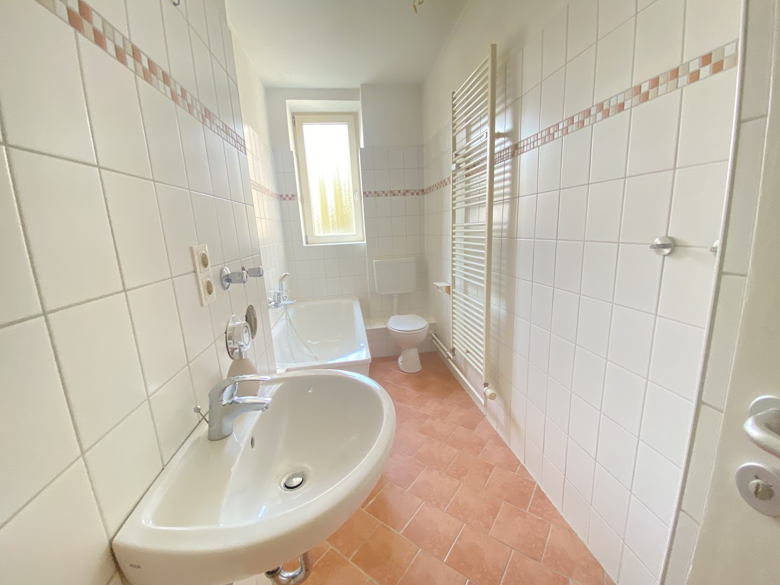 تصویر Helle 2-Zimmer-Wohnung mit Balkon und Tageslichtbad – WBS-Berechtigung (100 bis 140) erforderlich
