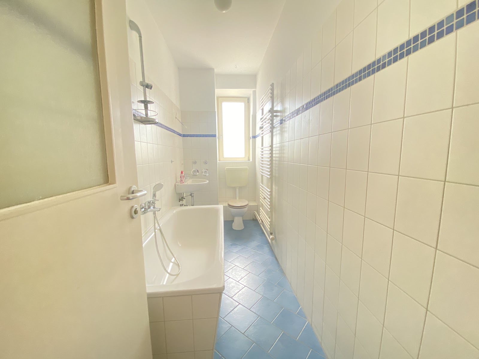تصویر Helle 2,5-Zimmer-Wohnung mit Balkon und Tageslichtbad – provisionsfrei