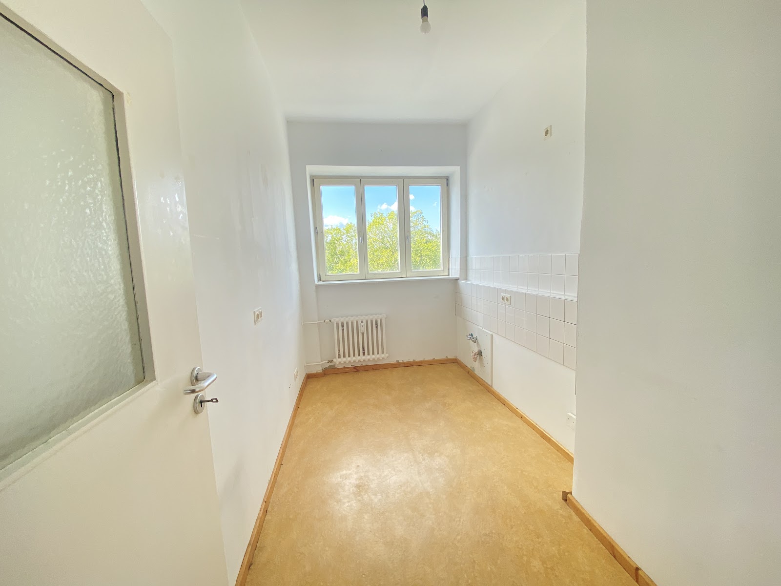 تصویر Helle 2,5-Zimmer-Wohnung mit Balkon und Tageslichtbad – provisionsfrei