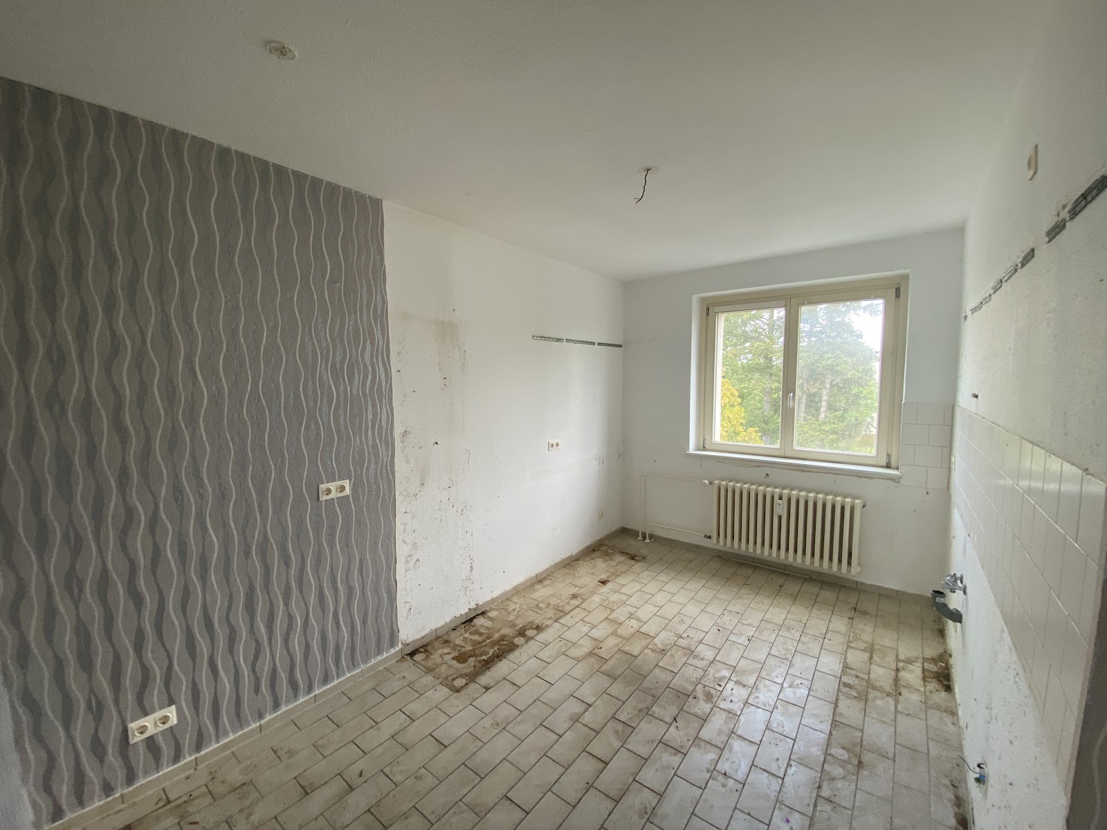 تصویر Helle 1,5-Z.-Wohnung mit Balkon und Tageslichtbad für Selbstrenovierer – WBS-Berechtigung bis 140