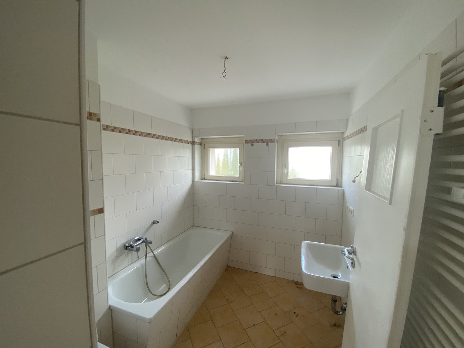 تصویر Helle 1,5-Z.-Wohnung mit Balkon und Tageslichtbad für Selbstrenovierer – WBS-Berechtigung bis 140