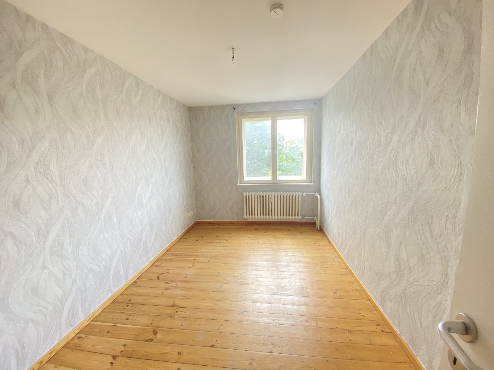 تصویر Helle 1,5-Z.-Wohnung mit Balkon und Tageslichtbad für Selbstrenovierer – WBS-Berechtigung bis 140