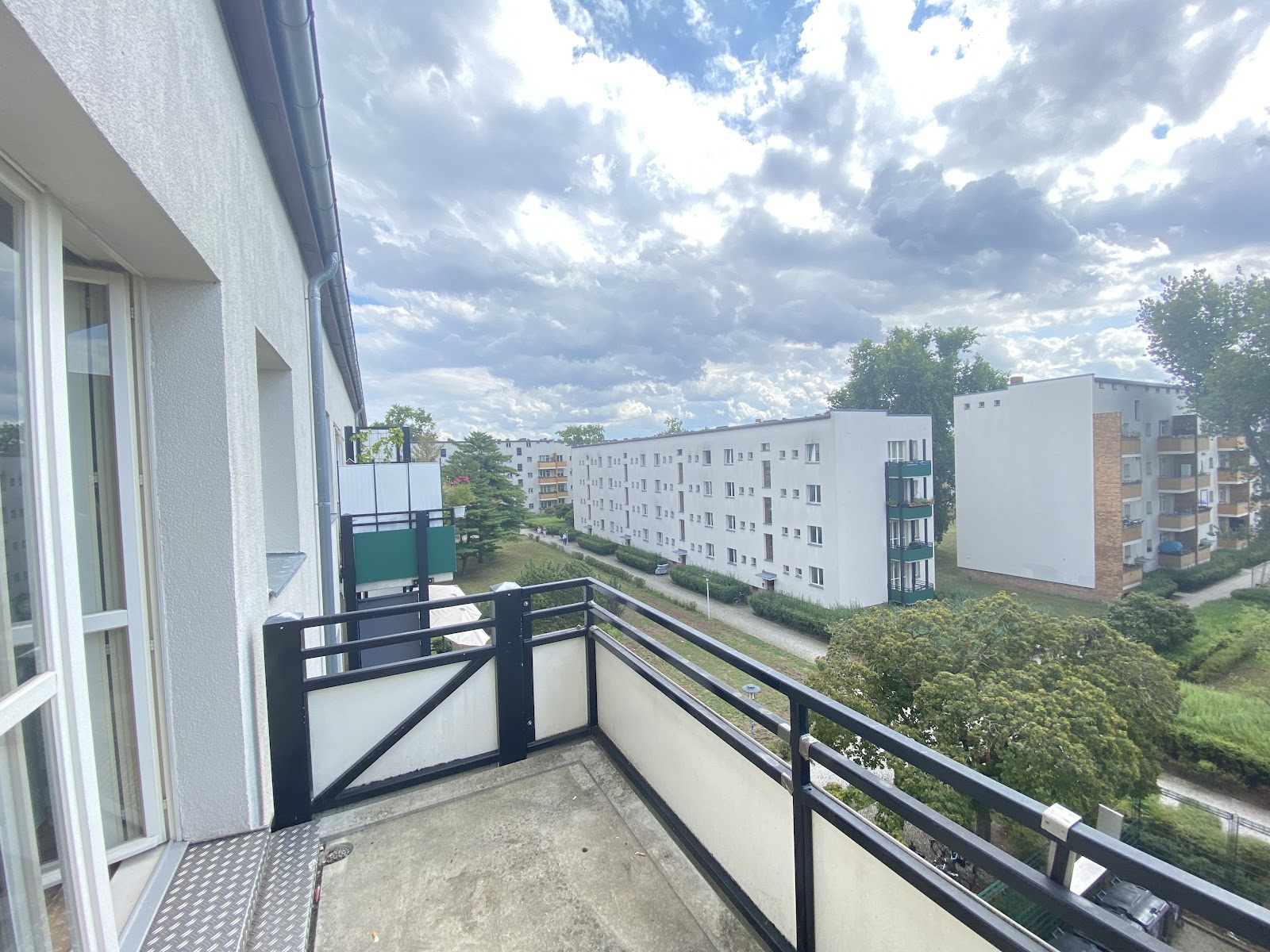 تصویر Helle 1,5-Z.-Wohnung mit Balkon und Tageslichtbad für Selbstrenovierer – WBS-Berechtigung bis 140
