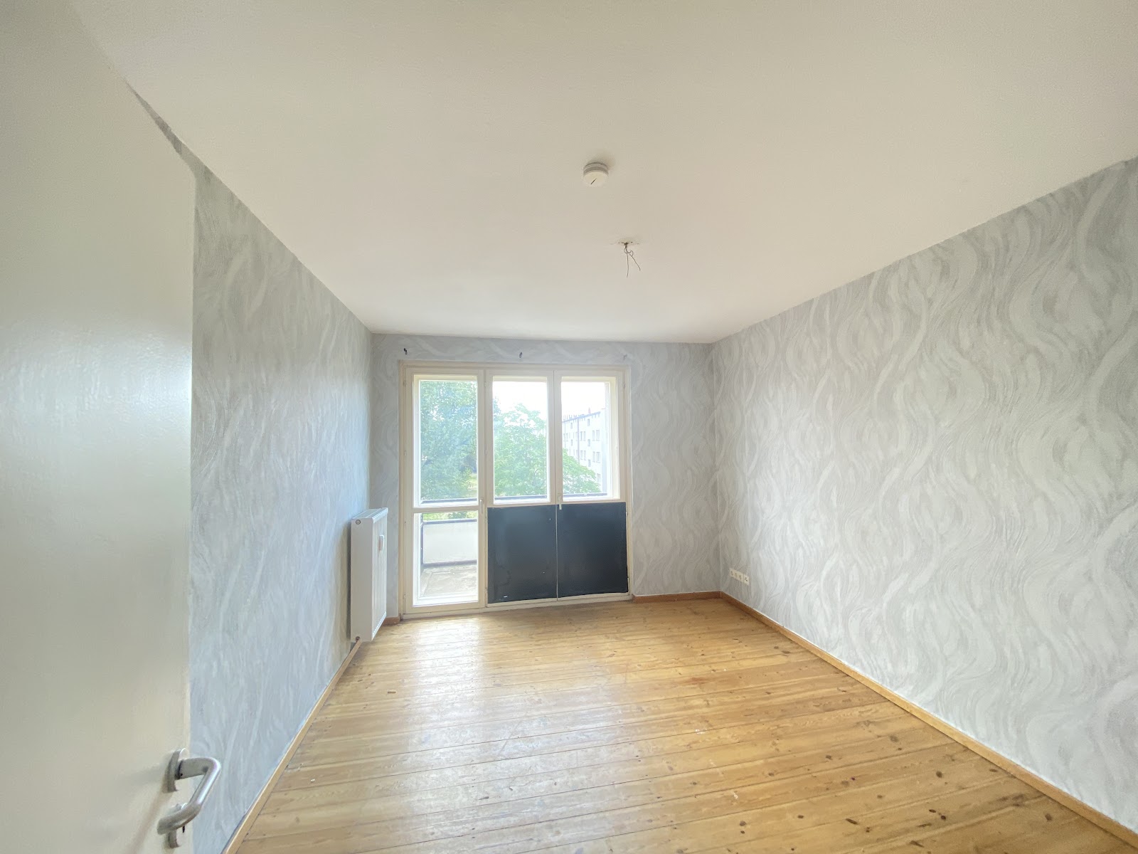 تصویر Helle 1,5-Z.-Wohnung mit Balkon und Tageslichtbad für Selbstrenovierer – WBS-Berechtigung bis 140