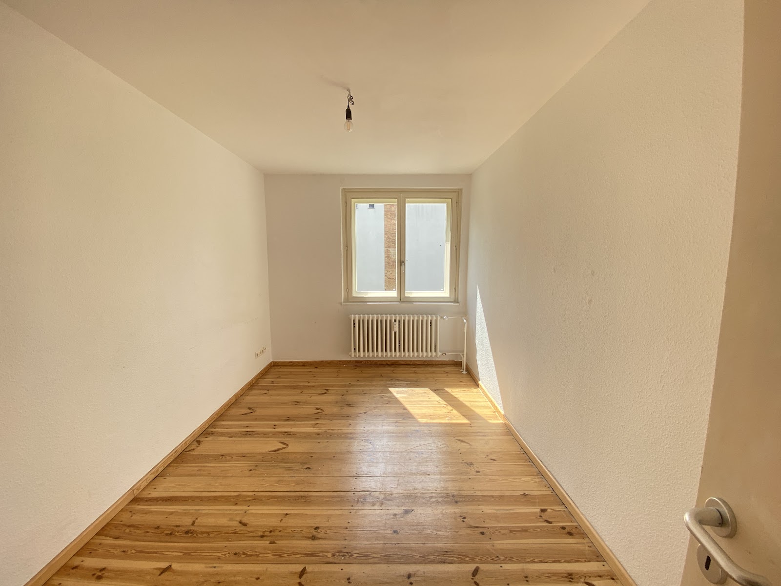 تصویر Helle 1,5-Zimmer-Wohnung mit Balkon und Tageslichtbad für Selbstrenovierer– WBS-Berechtigung bis 140