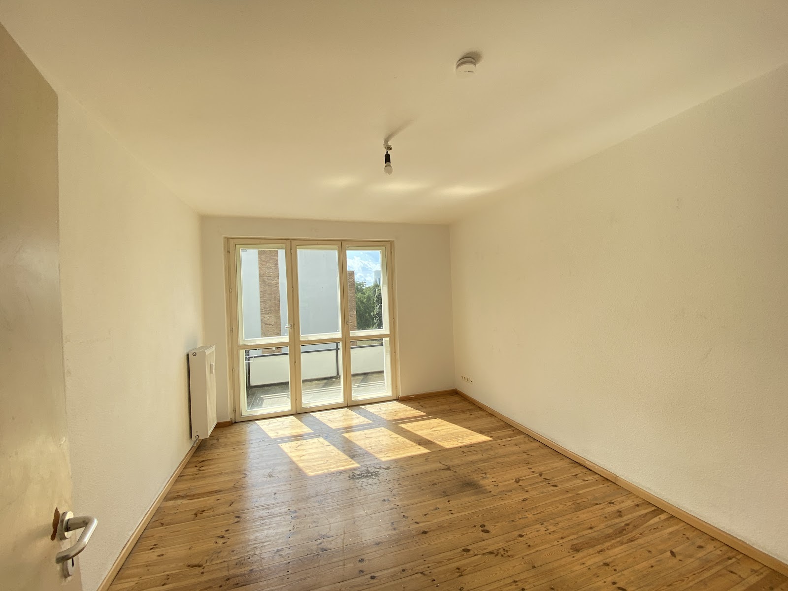 تصویر Helle 1,5-Zimmer-Wohnung mit Balkon und Tageslichtbad für Selbstrenovierer– WBS-Berechtigung bis 140
