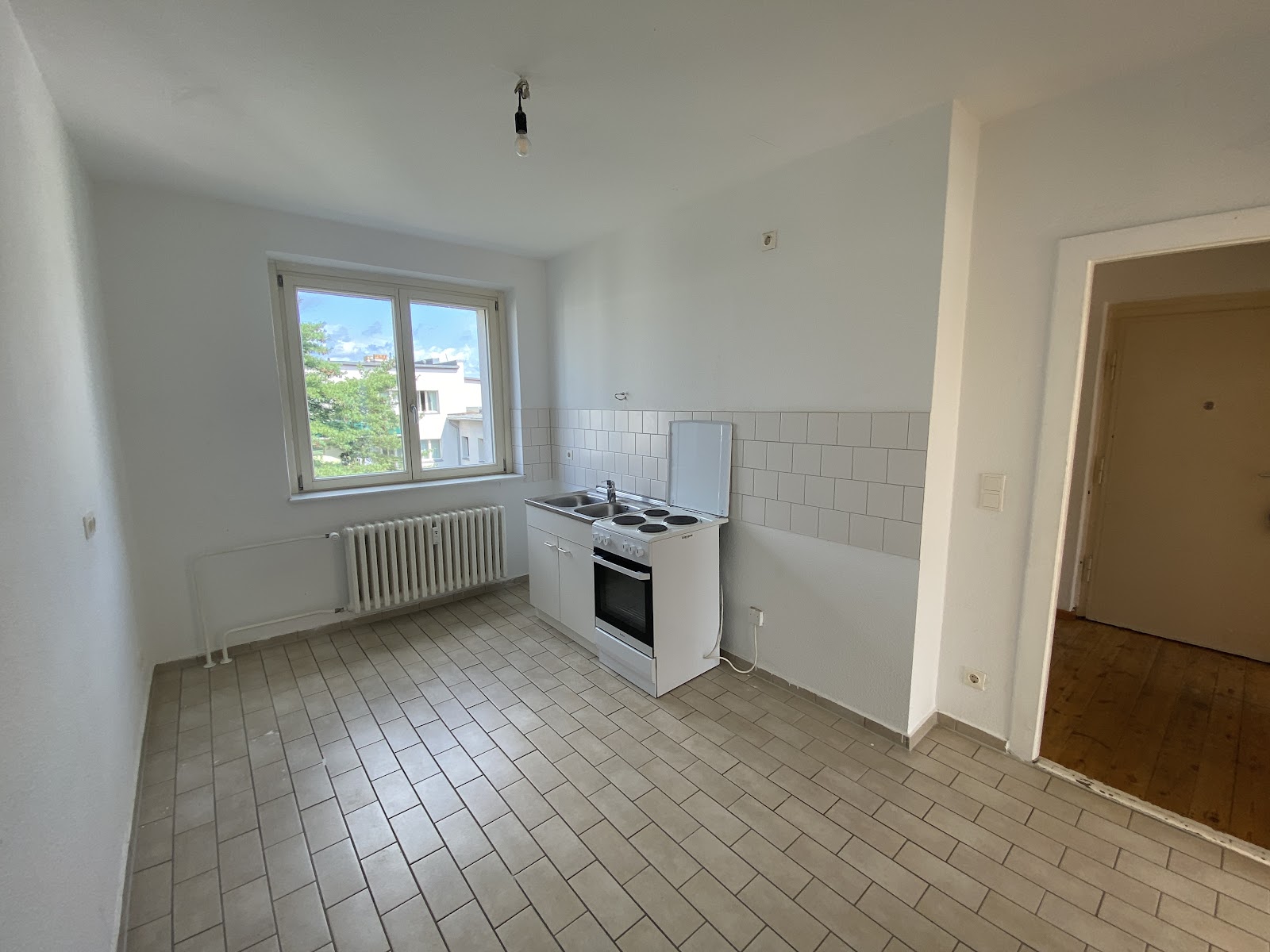تصویر Helle 1,5-Zimmer-Wohnung mit Balkon und Tageslichtbad für Selbstrenovierer– WBS-Berechtigung bis 140
