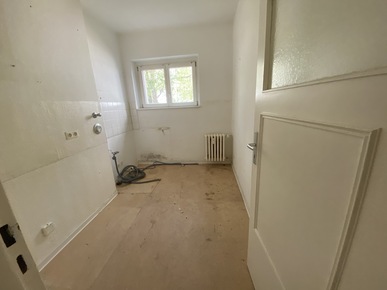 تصویر Helle 2-Zimmer-Wohnung mit Balkon und Tageslichtbad für Selbstrenovierer – provisionsfrei
