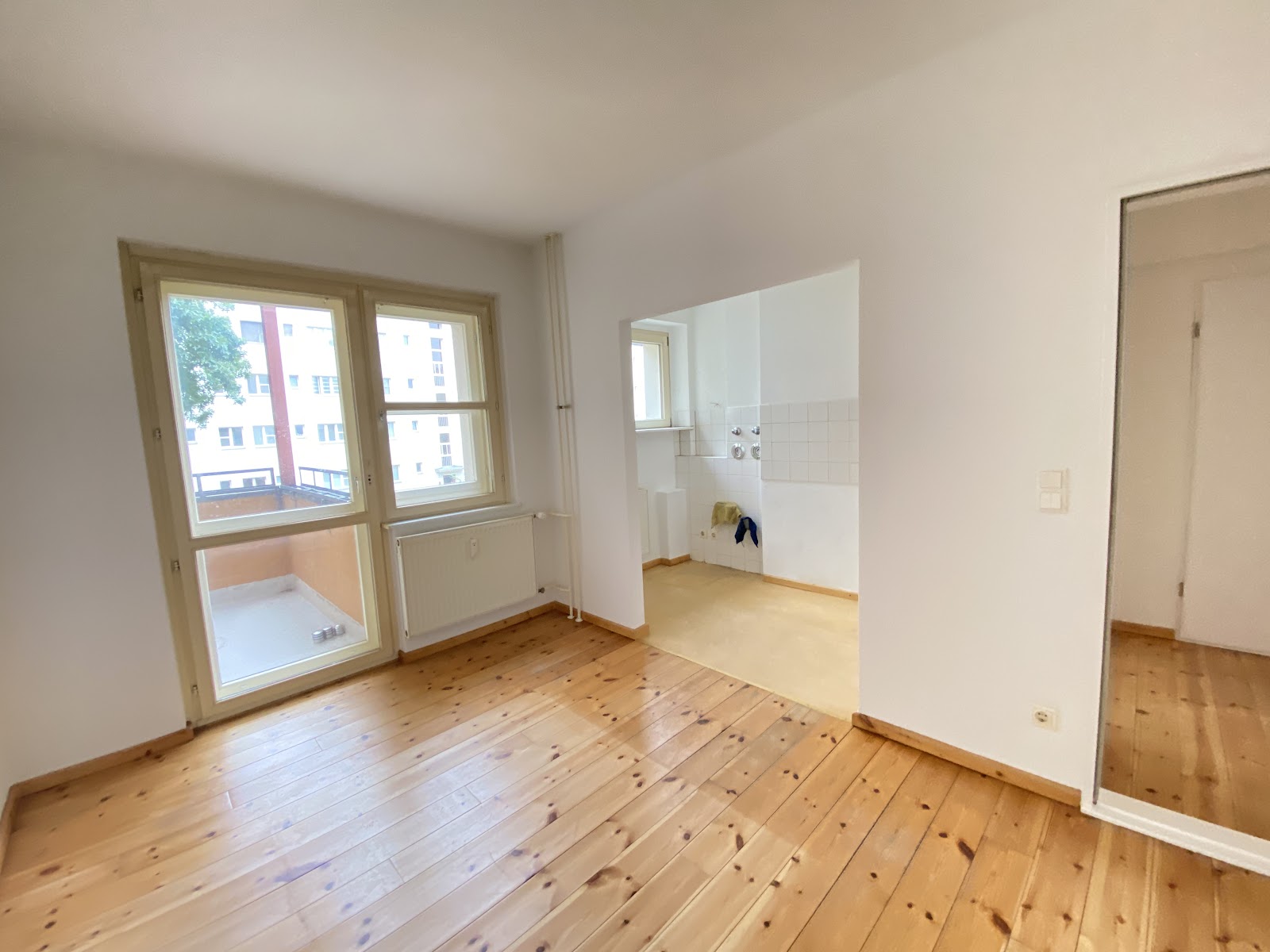 تصویر Helle 1,5-Zimmer-Wohnung mit Balkon und Tageslichtbad – provisionsfrei