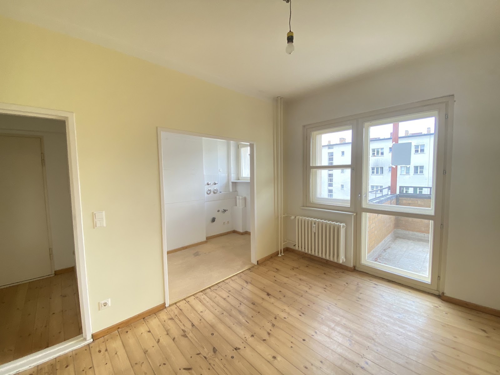 تصویر Helle 1,5-Zimmer-Wohnung mit Tageslichtbad für Selbstrenovierer – provisionsfrei