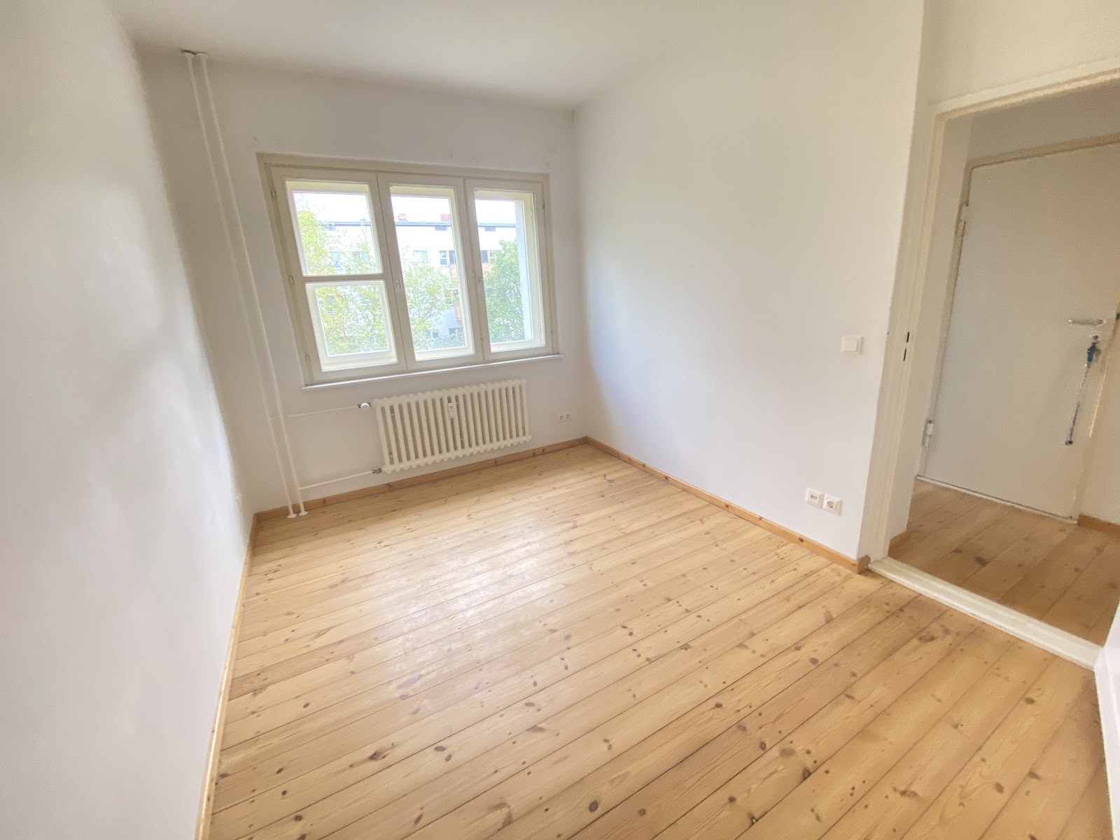 تصویر Helle 1,5-Zimmer-Wohnung mit Tageslichtbad für Selbstrenovierer – provisionsfrei