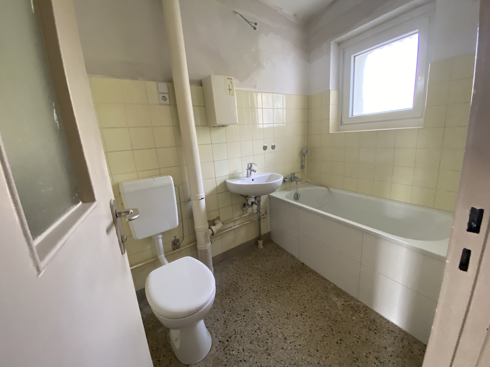 تصویر Helle 1-Z.-Wohnung mit Balkon und Tageslichtbad für Selbstrenovierer–WBS-Berechtigung (100 bis 140)