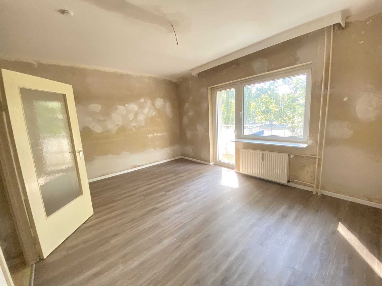 تصویر Helle 1-Z.-Wohnung mit Balkon und Tageslichtbad für Selbstrenovierer–WBS-Berechtigung (100 bis 140)