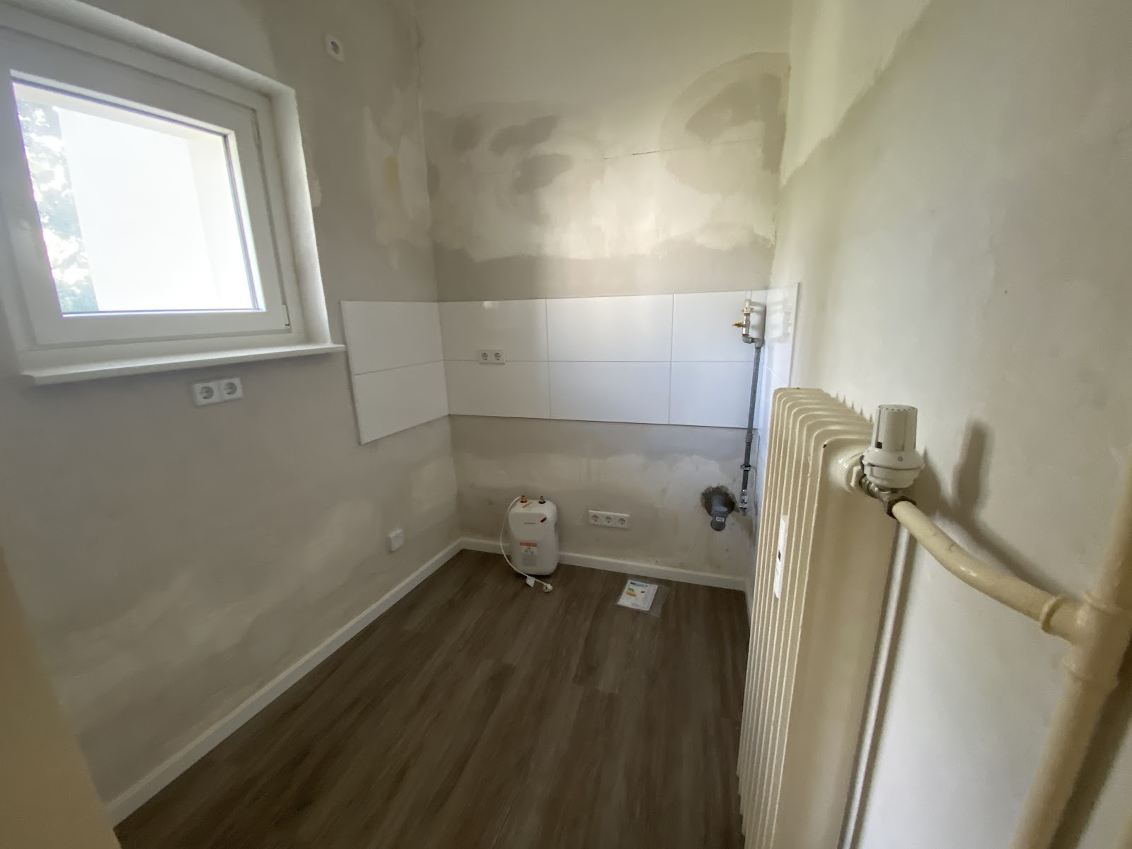 تصویر Helle 1-Z.-Wohnung mit Balkon und Tageslichtbad für Selbstrenovierer–WBS-Berechtigung (100 bis 140)