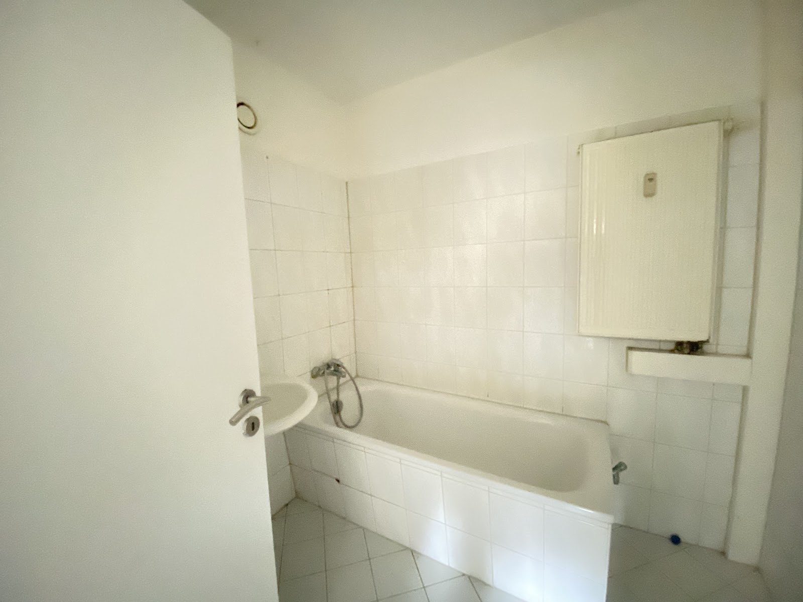 تصویر Helle 3-Z.-Wohnung mit Balkon u. Tageslichtbad für Selbstrenovierer – WBS-Berechtigung 100 bis 140