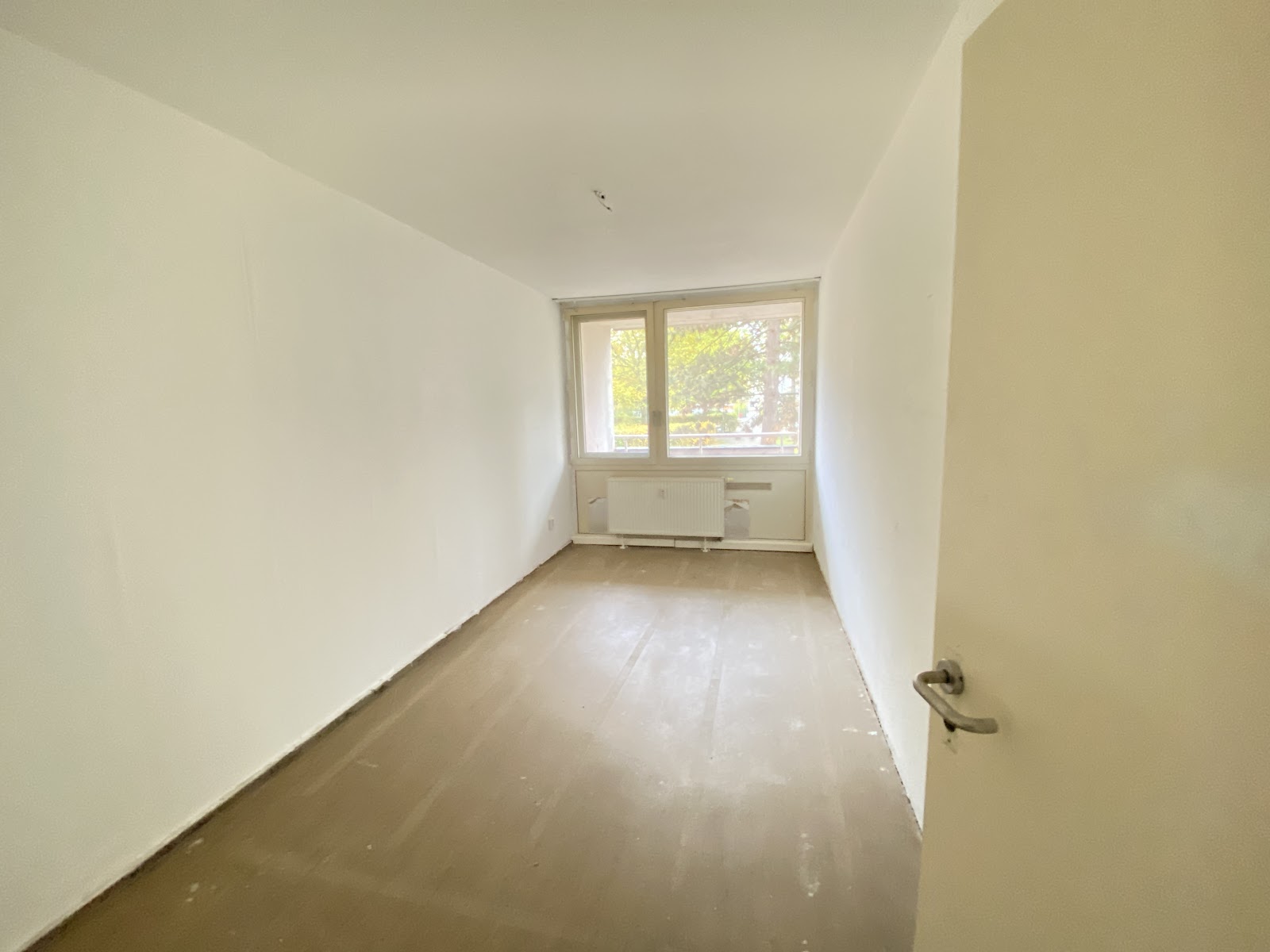 تصویر Helle 3-Z.-Wohnung mit Balkon u. Tageslichtbad für Selbstrenovierer – WBS-Berechtigung 100 bis 140