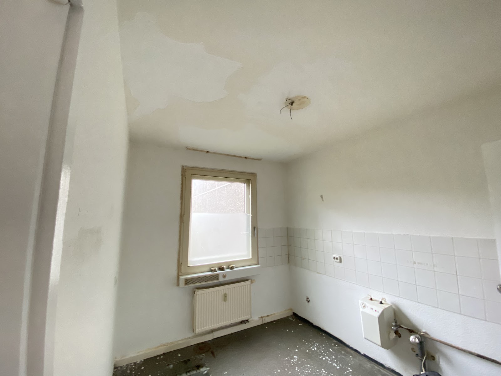 تصویر Helle 3-Z.-Wohnung mit Balkon u. Tageslichtbad für Selbstrenovierer – WBS-Berechtigung 100 bis 140