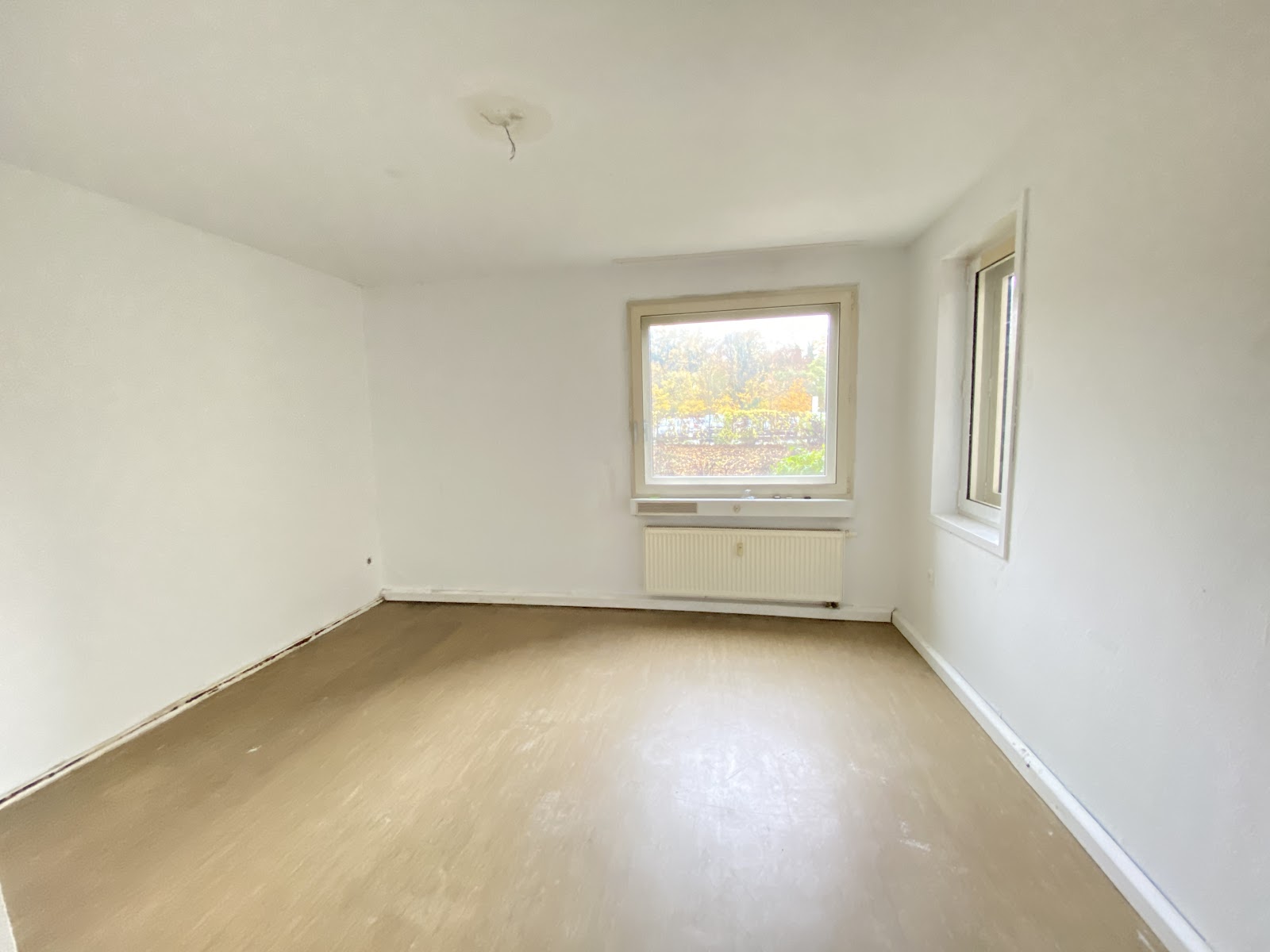 تصویر Helle 3-Z.-Wohnung mit Balkon u. Tageslichtbad für Selbstrenovierer – WBS-Berechtigung 100 bis 140