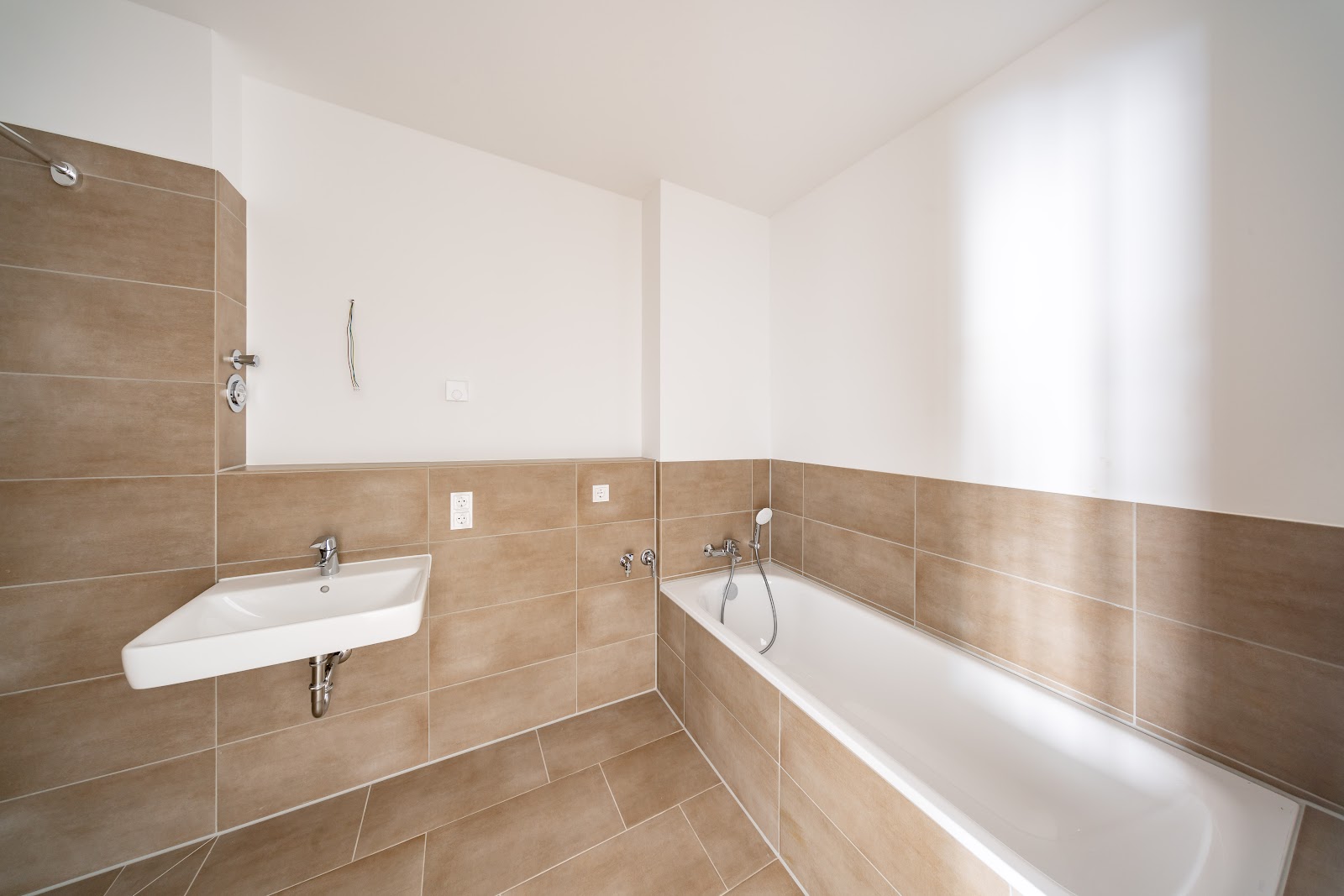 تصویر Neubauwohnung an der Waterkant mit Fußbodenheizung und Balkon / WBS 220